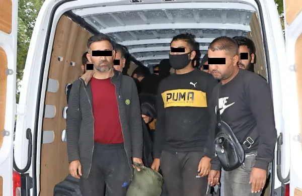 S stisko številnih migrantov so člani  združbe dobro služili.