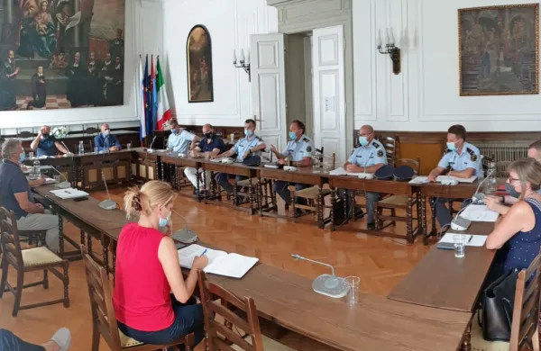 Piranska občina zaprosila za pomoč policije pri re&scaron;evanju težav turistične sezone