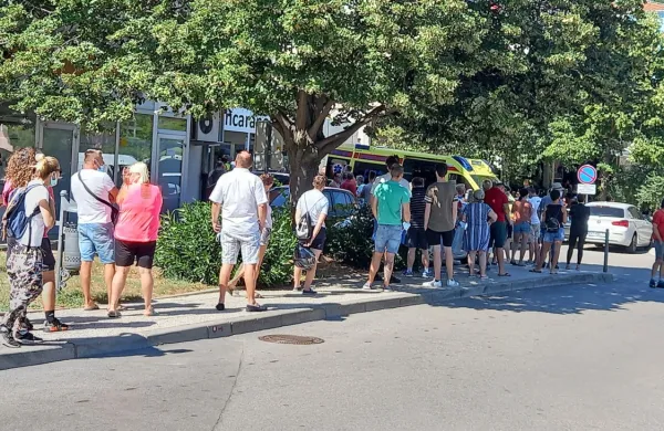  Odziv na cepljenje v mobilni enoti je presenetil - v Ankaranu je bilo 
treba počakati v vrsti.