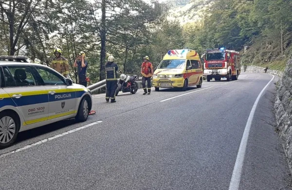 V sredo popoldne se je pred Trnovim ob Soči motorist zaradi 
prekratke varnostne razdalje zaletel v avtomobil.