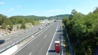 Vozniki, ki vstopijo v Slovenijo pri Fernetičih, lahko pridejo v Sežano le po avtocesti. Prva možnost dostopa do navadne ceste  je čez bencinski 
servis (na fotografiji desno), druga  dvesto metrov naprej, na izvozu Sežana-zahod. A za oboje morajo imeti vinjeto, trdijo na Darsu..