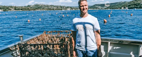 Takšne, le malo bolj očiščene steklenice penečega vina strežejo v  
restavracijah Ralfa Schumacherja. 