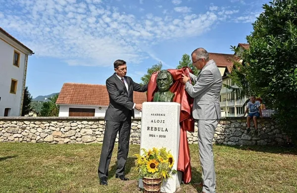 Odkrili kip pisatelja, esejista, prevajalca in profesorja dr. Alojza Rebule