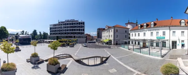Titov trg je središče dogajanja in druženja. Kljub koronskim 
omejitvam je na njem tudi letošnje poletje potekal poletni festival 
Kulturni utrip poletja.  