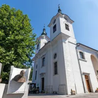 Poznobaročna cerkev iz leta 1777 je posvečena je sv. Štefanu, zavetniku konj. 
