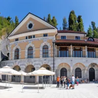  Impresiven Jamski dvorec, ki so ga zgradili italijanski upravitelji jame. 