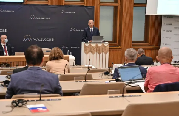 Če se iz zgodovine nismo sposobni ničesar naučiti, bomo obsojeni 
na ponavljanje, je predsednik vlade Janez Janša opozoril ob 
dnevu spomina totalitarnih režimov.  