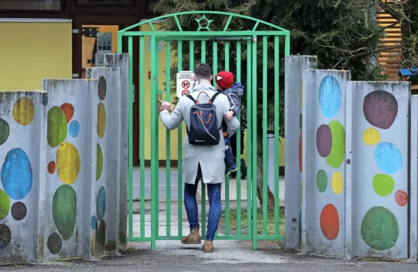  V skladu z vladnim odlokom morajo tudi starši, ki pripeljejo svoje 
otroke v vrtce, izpolnjevati pogoj PCT.