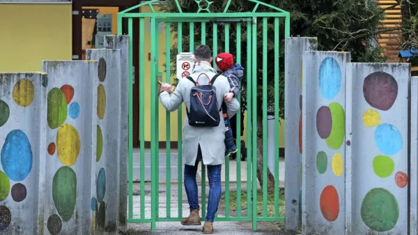  V skladu z vladnim odlokom morajo tudi starši, ki pripeljejo svoje 
otroke v vrtce, izpolnjevati pogoj PCT.