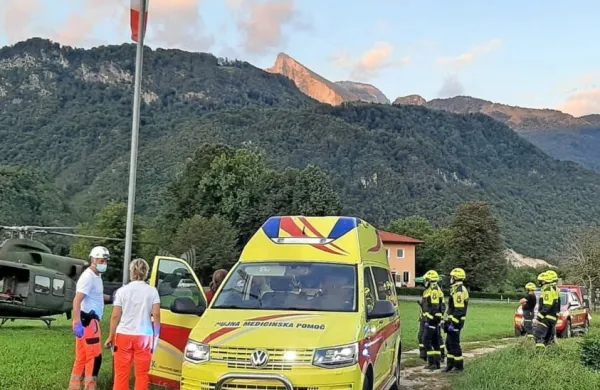 Kolesar se je pri padcu udaril v glavo