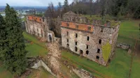 Na Zavodu za varstvo kulturne dediščine so, potem ko so varovanje dvorca Haasberg zaupali drugemu konservatorju,  spremenili mnenje, zdaj 
se pridružujejo Občini Postojna, ki želi ohraniti vhodni portal. 