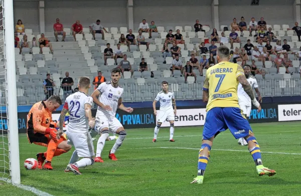 Prva minuta in 1:0. Žoga je po strelu   Karla Bručića   našla pot  v mrežo med  nogama Ažbeta Juga.