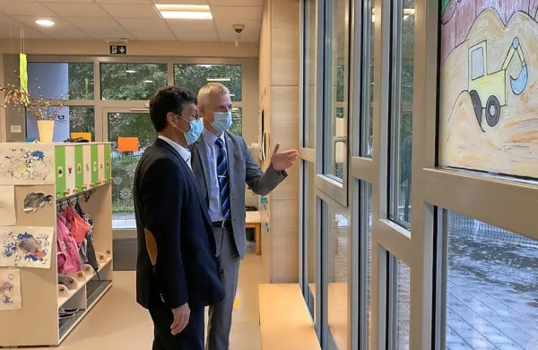 Varuh človekovih pravic Peter Svetina (levo) je skupaj s pivškim 
županom Robertom Smrdeljem obiskal tudi pivški vrtec.
