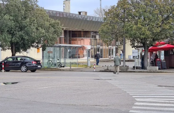 Na koprski avtobusni postaji sta se sprla 41-letna ženska in 
46-letni moški. Fotografija je simbolična.