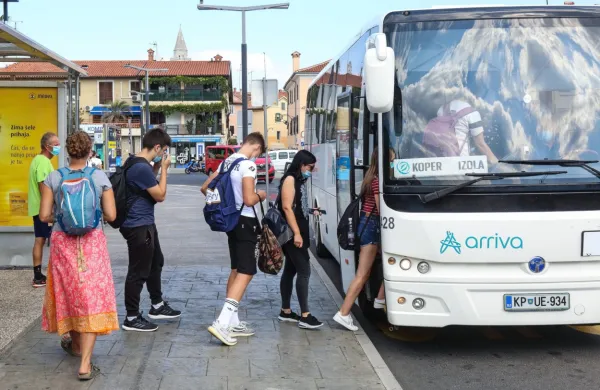 Upravičenci do subvencioniranih vozovnic s 1. septembrom ne 
bodo več omejeni na relacijo od doma do šole, temveč bodo lahko 
v prostem času brez omejitev potovali na vseh relacijah medkrajevnega javnega prevoza potnikov v Sloveniji.