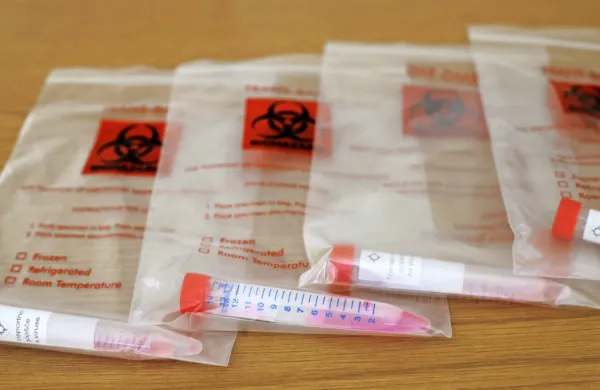 Okužba s koronavirusom po vrnitvi z Grčije potrjena že pri 64 maturantih