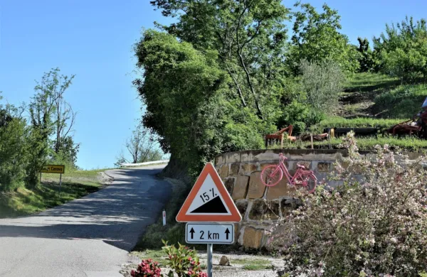 V Brdih bodo prenavljali ceste. Fotografija je simbolična.