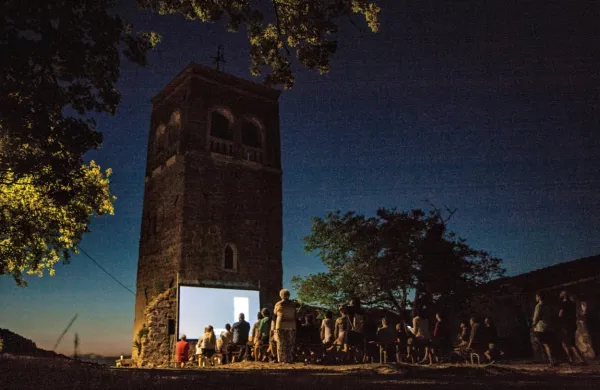 Istrske vasi ponujajo slikovite kulise za filmske predstave na 
prostem.