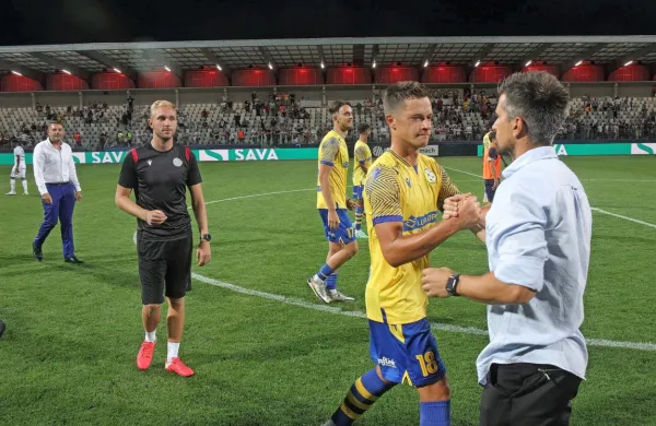 Zoran Zeljković (desno) je že štirikrat zapored lahko svojim 
nogometašem stisnil roko za zmago.