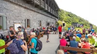 Odkritja nove plošče v spomin na poboj 21 partizanov marca 1945 
so se pridružili tudi številni planinci, ki so prišli na goro na 
tradicionalno srečanje. 