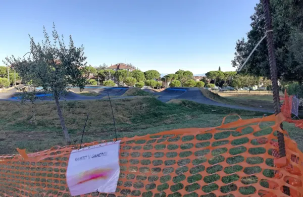 Mladež na koloparku, obdanem &scaron;e z mrežo