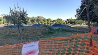 Mladež na koloparku, obdanem &scaron;e z mrežo