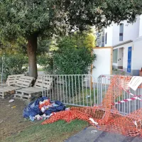 Mladež na koloparku, obdanem &scaron;e z mrežo