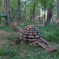 Umetniki so v gozdu ustvarili različna domišljijska bitja. 