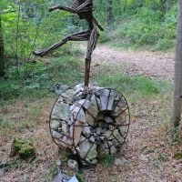 Skulpture so nastajale iz naravnih materialov, ki so jih ustvarjalci 
našli v gozdu.