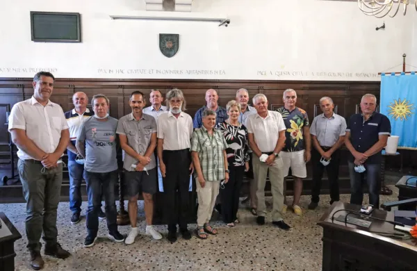 Koprski župan Aleš Bržan (levo) je v Pretorski palači podelil 
priznanja vitezom krvodajalcem in jubilantom, ki so v letih 2019 in 
2020 darovali kri več kot stokrat.