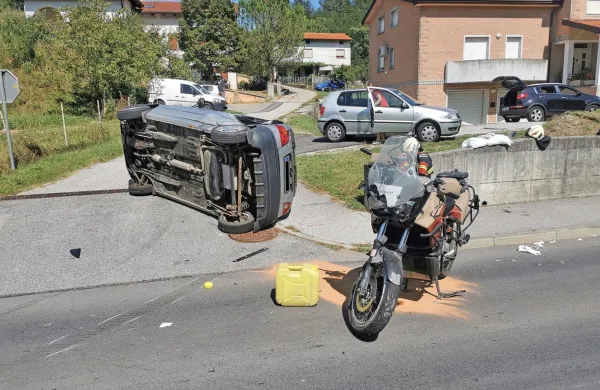 Motorist prehiteval in trčil v avto
