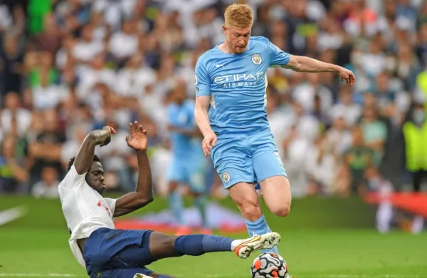 Kevin De Bruyne (desno), član Manchester Citya, je  eden od kandidatov za  najboljšega evropskega 
nogometaša.
