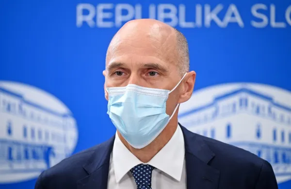   Robert Cugelj, državni sekretar na ministrstvu za zdravje, je 
napovedal, da bodo testi za samotestiranje učencev in dijakov v 
lekarnah predvidoma od ponedeljka.
