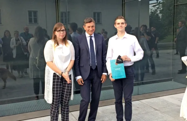 Na natečaju Prostovoljec leta 2020 se je med naj prostovoljce 
vpisal tudi  Luka Štrukelj (desno) s Ceste pri Ajdovščini. Petra Žejn 
(levo) je prejela priznanje za sodelovanje v kategoriji naj prostovoljec od 20 do 30 let.