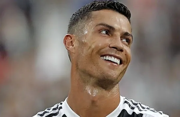 Angleški nogometni velikan Manchester United je na družbenih 
omrežjih potrdil, da se je z italijanskim Juventusom dogovoril za 
prestop Portugalca Cristiana Ronalda. 