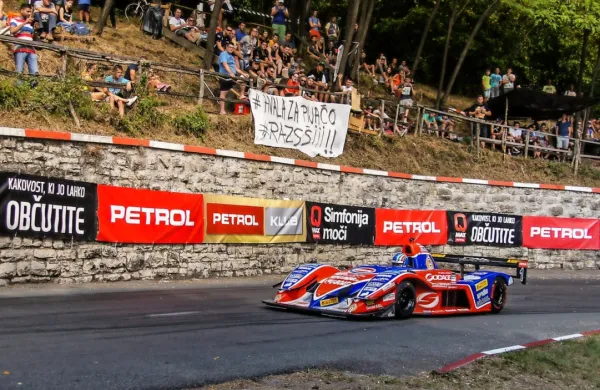 Destkratni evropski prvak Italijan Simone Faggioli med eno 
zmagovitih voženj (2017) na Bistriškem.