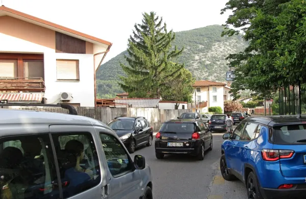 Prometni kaos ob konicah je nevzdržen in nevaren, z ukrepi bodo 
poskusili zagotoviti varen prihod učencev peš ali s kolesi. 