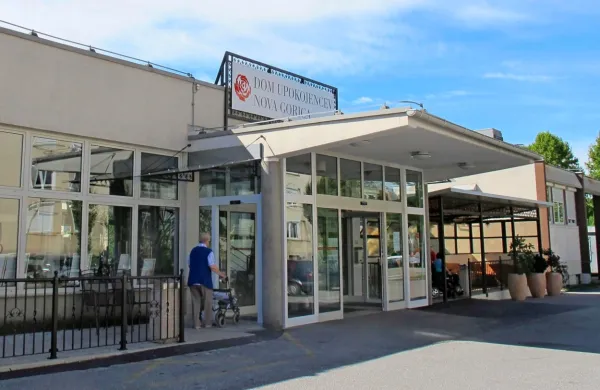 Predsednik sveta zavoda Egon Dolenc zatrjuje, da sta država in občina sprejela pogoje.  Če bodo tudi 
ostali svetniki za dogovor, bodo dom upokojencev v Bovcu gradili Novogoričani. 