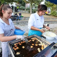 Spretne roke zaposlenih v Kavarni Triglav in zlato ocvrte istrske 
miške, ki so obiskovalcem še kako teknile. 