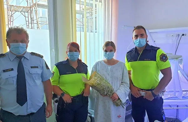 Direktor avtocestne policije Andrej Jurič  je    mamico  obiskal  s policistko  in policistom, ki sta jo 
pravočasno  pospremila  do porodnišnice.  