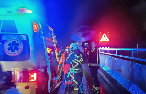 Gasilcec iz Senožeč je deklico, ki so jo prej potolažili v gasilskem 
kombiju, prinesel poškodovani materi v reševalno vozilo.