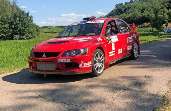 Janko Čebron in Andrej Kavčič z njunim mitsubishijem