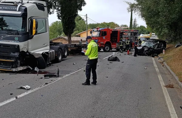 Z avtom trčil v tovornjak in se hudo po&scaron;kodoval