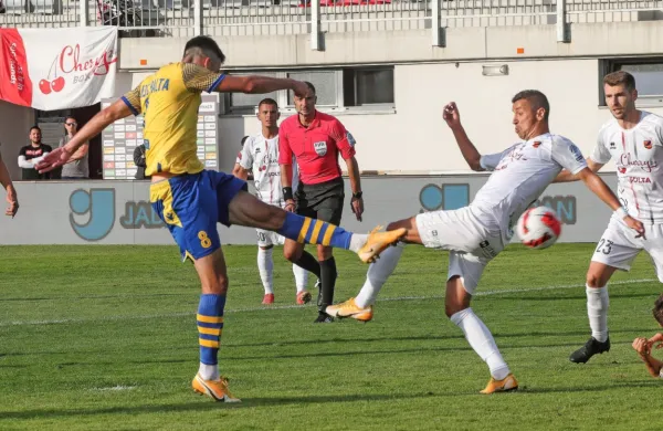 Tako je Ivan Borna Jelić Balta (v rumeno-modri opremi) odločil 
primorski derbi v Sežani.