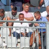 Na tribuni je bil ob Anteju Gubercu  (spodaj v sredini) in Franciju Matozu  (desno) tudi novi športni 
direktor Oliver Bogatinov (na vrhu drugi z desne). Na klopi pa je še vedno sedel njegov predhodnik 
v tej vlogi Boško Županović.