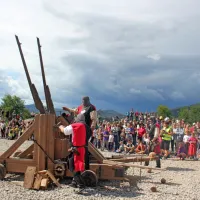 Društvo Kašča iz Predjame je prikazalo  obleganje Predjamskega 
gradu s katapultom. 