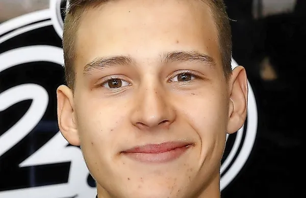 Francoski motociklist Fabio Quartararo (Yamaha) je zmagovalec 
dirke v razredu motoGP za veliko nagrado Velike Britanije v 
Silverstonu. Foto vir: Box Repsol/Wikipedia