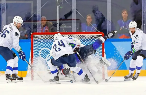 Slovenska hokejska reprezentanca je v Oslu na Norveškem na 
zadnji tekmi kvalifikacijskega turnirja za uvrstitev na zimske 
olimpijske igre v Pekingu prihodnje leto premagala Južno Korejo 
s 4:1 (0:1, 3:0, 1:0). 