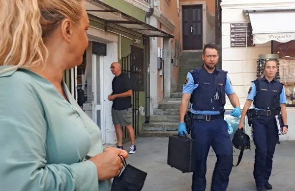 Policisti so opravili ogled v trgovini in zavarovali sledi, ki bi jih lahko pripeljale do predrznega tatu. 