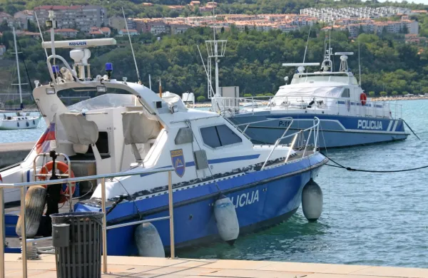Policijski  čoln  P-66 (v ospredju) nameravajo prodati,  P-111  pa  naj 
bi po nekaterih  namigih   končal  v muzejski zbirki.  